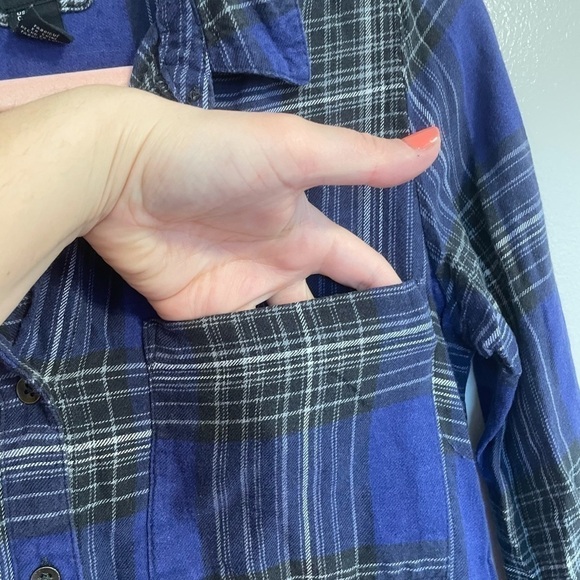 FOREVER 21 Plaid Long Button Down - Picture 5 of 9